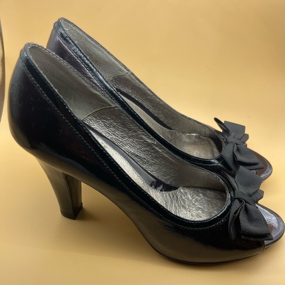 Sofft Women's Sz 9.5M Purple Patent Leather Peep Toe Heels Black Bows, Preowned - Picture 6 of 14